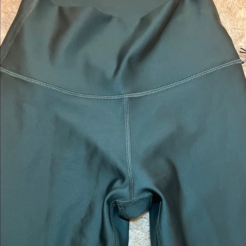 NWT Alo 7/8 High-Waisted air lift Leggings in winter Ivy. XS. - Picture 2 of 8